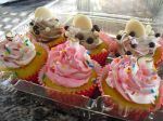 cupcake massa branca ,recheado e cobertura em chantilly +decoraoes