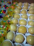 Doces caramelados e brigadeiros com confeti ou estrelinhas.