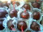Cerejas banhadas no chocolate ao leite com cabo.