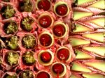Cones trufados, copinhos recheados e decorados com cereja ou raspas de chocolate belga.