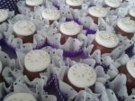 Doce trufa com decoração.