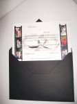 Convite em envelope preto, no centro imagem de alianas nos lados negativo com fotos dos noivos