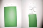 Envelope verde, convite com foto em preto e branco ao fundo do texto e iniciais dos noivos aparente