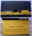 Convite 11x21cm.
Envelope em papel CP preto telado 240gr, impresso em papel super gold 120gr, faixa externa com arabesco, fita de cetim com lao chanel e strass sinttico.