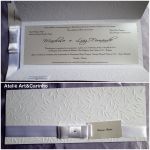 Convite 11,5x30cm.
Envelope em papel paper plate texturizado 240gr, impresso em papel Aspen 180gr, finalizao fita cetim com lao chanel duplo.