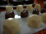 Mini Bombom Chocolate Branco
Mini Bombom compacto de chocolate Branco, nos sabores: Menta, Uvas Passas, Nozes, Castanha do Par�, Caju, Amendoim, Crocante e Puro branco.

