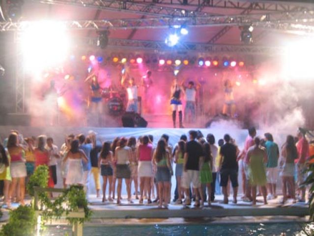 A banda Sem Limites realiza bailes temticos como baile do Hawai