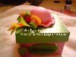 caixinha da moranguinho 8x8x5 com biscuit 6,00