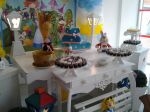 mesa decorada da Alice no pais das maravilhas com doces personalizadas.