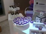 mesa decorada da violleta disney Channel com doces personalizados.