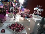 Mesa decorada com tema monster high com doces personalizados.