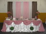 Mesa do bolo estilizada para noivado e ch de beb nas cores rosa, marrom e branco)
