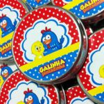 Latinhas com disques de chocolate ou jujubas - Galinha Pintadinha