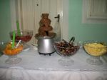 Fonte de chocolate com frutas