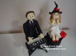 cd:170 noivo tocando teclado, e noiva sentada no caldeiro com chapu de bruxinha adora bruxinhas..