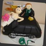 cd:N194 noivo limpando carro, a noiva fez aniversrio no dia do casamento.