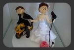 Cd:N226 o noivo na moto e noiva com secador em uma mo e na outra segurando a gravata...