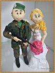 Valor R$ __________

cdigo:285
noivo soldado com arma na mo , e a noiva com pezinho levantado para aparecer o sapato rosa.