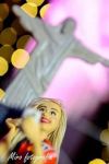 Caricatura da Julia,com a camisa do jec,tirando uma selfie com cristo redentor ao fundo. cd: a40