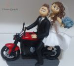 casal com moto de brinquedo revestida de biscuit. cd: 390