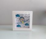 Torne sua decora��o mais especial com este quadro feito totalmente em papel de scrapbook 200grs. Visor em transpar�ncia 100grs.