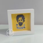 Torne sua decora��o mais especial com este quadro feito totalmente em papel de scrapbook 200grs. Visor em transpar�ncia 100g. 

Sugest�o de uso: Decora��o de quarto ou festa, lembran�a de anivers�rio, presente...

Medidas:
Altura: 16.90 cm
Largura: 16.80 cm
Comprimento: 4.20 cm
C�digo do produto: 0219CS.


Consulte op��es de cores e personaliza��o.