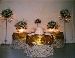 Decorao da mesa do bolo de casamento e de docinhos, com detalhes dourados.Doc.3-CG