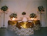 Decoração da mesa do bolo de casamento e de docinhos, com detalhes dourados.Doc.3-CG