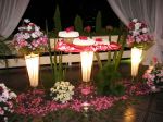 Linda mesa c/decoração rosa. Pétalas espalhadas no chão dão boas vindas, completa a decoração as luminárias.Doc.3-CB