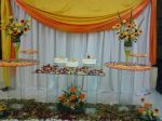 Mesa do bolo de casamento decorada em tons laranja.Doc.3-BT