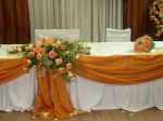 Decoração da mesa principal em tons laranja p/ os noivos e/ou familiares. Lembrando que a cor da de coração pode ser mudada.doc.3-BS