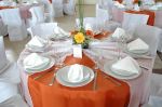 Decoração em tons laranjas das mesas dos convidados.Doc.3-BR