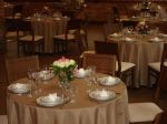 Sujestão de decoração das mesas dos convidados em tom beje, onde podemos acrescentar uma toalha cobre-manha na cor desejada, seguindo a cor da mesa principal. Decoraçãp esta que serve p/ casamento,ou 15anos,ou jantar.Doc.3-BM
