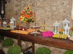 Clssica mesa de doces finos c/ detalhes na cor laranja. Para acompanhar a decorao, graciosas lanternas. Doc.1-AJ