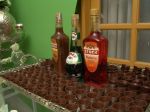 Mesa de licores servidos em copinhos de chocolate. Doc. 3-BK
