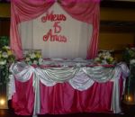 MESA DE DEBUTANTE DECORADA EM TECIDO