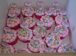 Cupcake confeitos. Cobertura em marshmallow. 
O tag  fornecido pelo cliente.