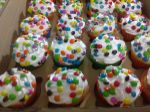 Cupcakes confeitos mini confetes.