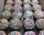 Cupcakes cobertura em marshmallow e confeitos granulados.