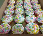 Cupcakes confeitos mini balls. Cobertura em marshmallow.