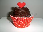 Cupcake com cobertura de ganache de chocolate meio amargo ou ao leite.