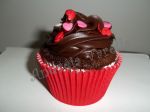 Cupcake com cobertura de ganache de chocolate meio amargo ou ao leite.