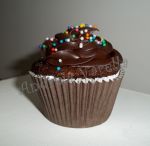 Cupcake com cobertura de ganache de chocolate meio amargo ou ao leite.