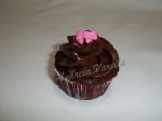 Mini cupcake. Cobertura em ganache de chocolate e enfeite em pasta americana.