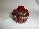 Mini cupcake. Cobertura em ganache de chocolate e cereja.