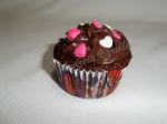 Mini cupcake. Cobertura em ganache de chocolate e confeitos mini coraes.
