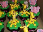 Cupcake girafa e elefante com lacinho.