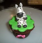Cupcake zebra com lacinho.