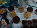 Cupcakes de nozes com cobertura de doce de leite e chocolate com cobertura de ganache de chocolate ao leite
