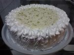 LIMÃO - Massa branca, recheio de mousse de limão, cobertura de marshmallow com limão ao leite condensado.